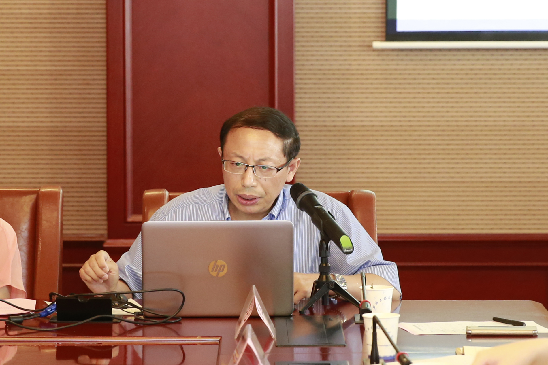 会上,信息办公室主任李荣正就《学校主数据管理平台和例会纪要管理