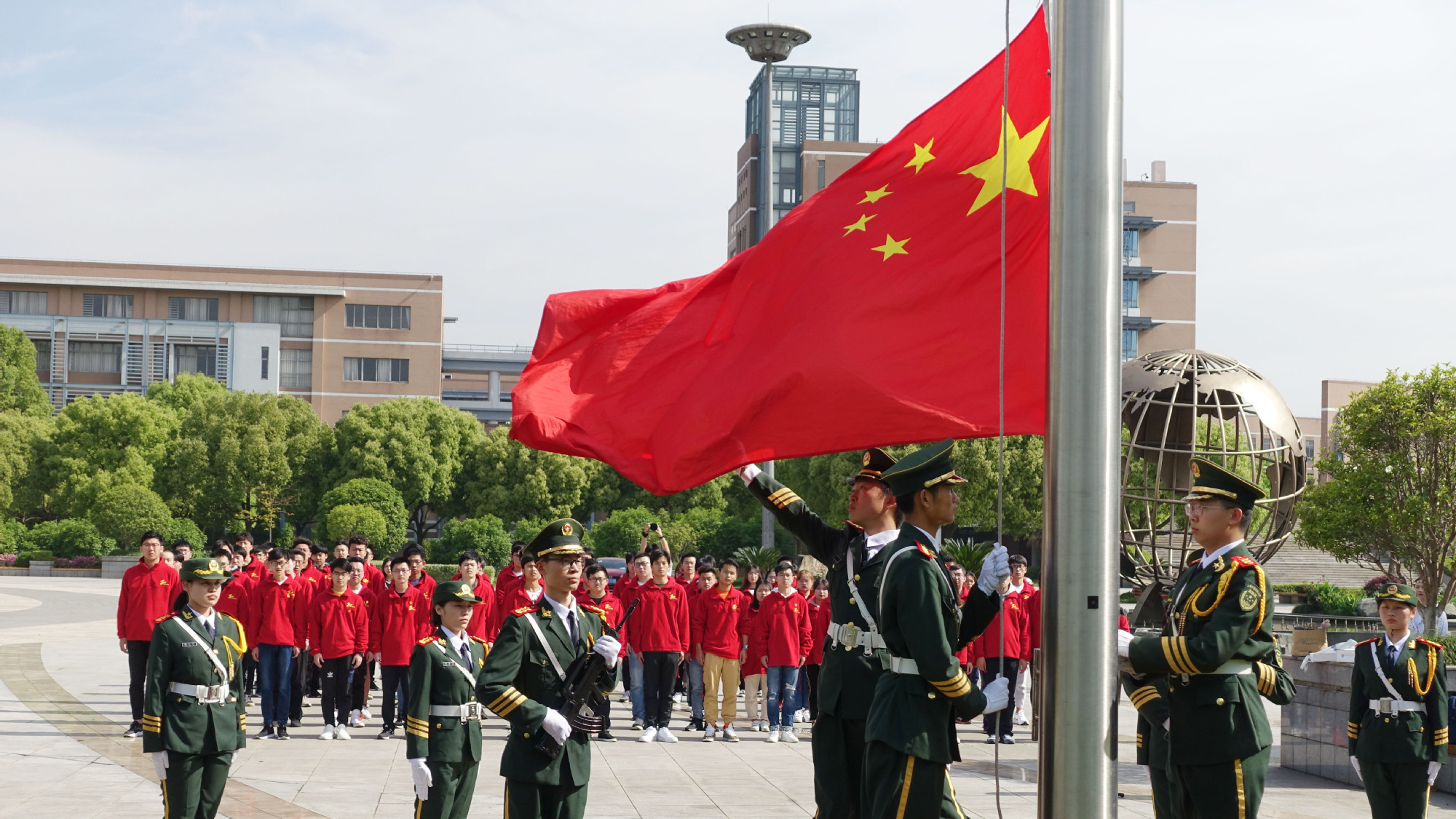 学校举行庆祝中华人民共和国成立71周年升国旗仪式-青大视点-青岛大学新闻网