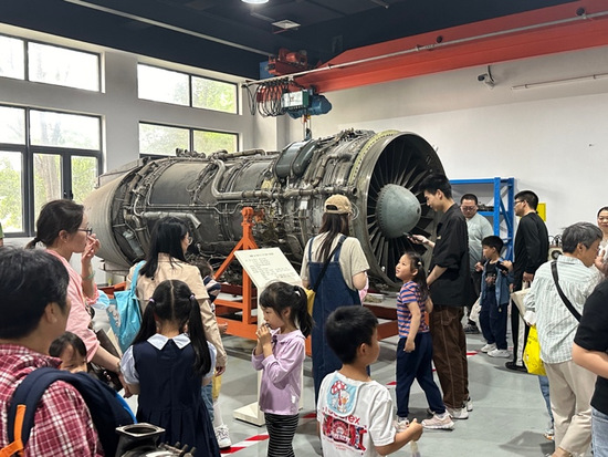 松江区昌鑫幼儿园师生参观我校科普教育基地